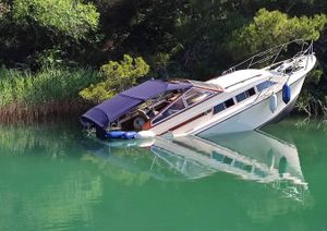 FOTO U tijeku pripreme za vađenje i tegalj brodice nakon udara u obalu korita rijeke Krke