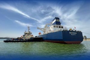 NOVI PROBLEMI U SUEZU Tri tegljača čupala tanker s obala Sueskog kanala