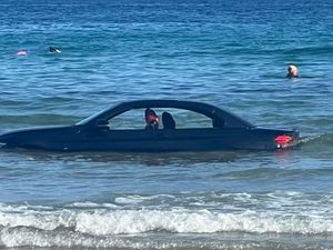 Parkirao BMW na plažu, ali nije računao na plimu...