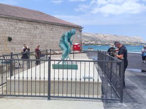 Pažanima zasmetali asfalt i ograda oko skulpture Solar: "Što je ovo, kokošinjac?"