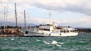 TIJAT Omiljeni brod fanovi očajno žele spasiti, Šibenik ga želi posvojiti, u Jadroliniji samo kažu: "1. srpnja Ide u mirovinu!"