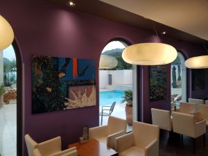 Ciklus Eterična kadenca Ive Kličinovića izložen u Hotelu Lipa u Postirama na Braču