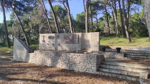 NB - 11 Rijedak očuvan spomenik jednom partizanskom brodu i njegovim mornarima