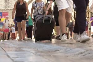NEMA VIŠE KOTAČIĆA Turisti će u Dubrovniku do hotela morati nositi svoje kofere