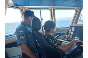 Riječki učenici nagrađeni posjetom policijskom brodu