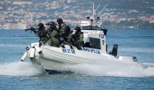 Prijetio ljudima i radio kaos na Ižu, policija stigla gliserima, pa mu oduzela drogu i oružje
