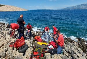 GLISER IM SE RAZBIO O STIJENE! Četvorica njemačkih brodolomca spašeni na otoku Pagu u teškoj akciji spašavanja