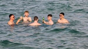 VIDEO Hoće li mladim Englezima ovakva zabava u moru prisjesti?