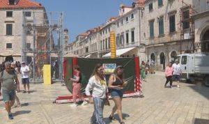 Dubrovnik vrvi turistima ali i građevinskim skelama