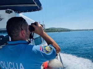 Aktivnosti policije na moru - Upozorenje nautičarima i kupačima