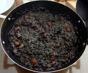 JEDNOSTAVNI DOMAĆI RECEPTI Crni rižot od sipe