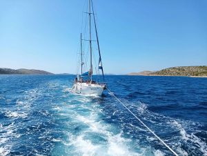 FOTO Spašeni talijanski jedriličari u Kornatima: "Skiper ima 91 godinu - Udarili su u nešto i imali prodor mora"