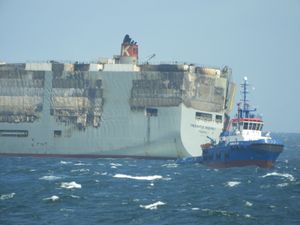 Opožareni brod pun automobila usred zaštićenog područja: "Bit će dotegljen na novu zaštićenu lokaciju"