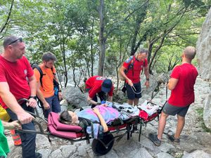 VIŠE SREĆE NEGO PAMETI Turistkinja se popela na Velebit, pa rodila - Morao je spašavati HGSS!