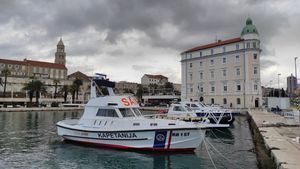 Član posade  u teškom zdravstvenom stanju evakuiran sa ribarice i hitno prevezen u Split