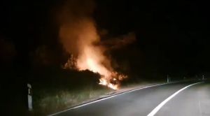 VIDEO: TKO TO PALI? Čak devet požara iznad Omiša iza ponoći i svi uz cestu!