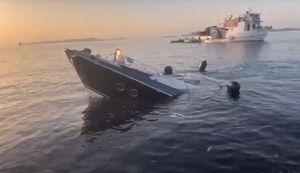 Snimka potonuća jahte iz Rijeke nakon udarca u plivaricu Mašun