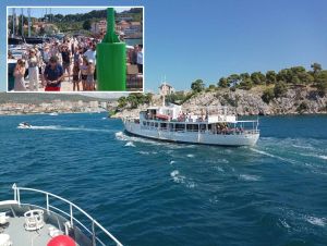 VIDEO Stotine ispratile omiljeni brod na posljednju plovidbu - Kapetan Tijata: "Bila je čast upravljati njime!"