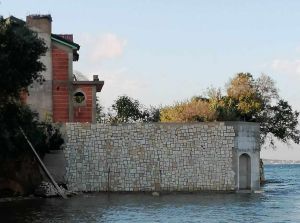 Francuzi u Tkonu izgradili kuću i dvorište u moru