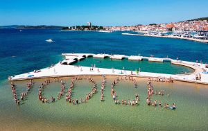 Milenijskom fotografijom Strikoman slikao 160 Vodičana i gostiju na plaži