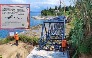 VIDEO U Savudriji izbetonirali zaštićeni dio prirode, a preko stopa dinosaura postavili željezni most!
