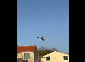 VIDEO Gori borova šuma na otoku Prviću - Vatra blizu kuća