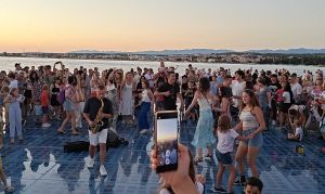 VIDEO Saksofon raspametio domaće i goste na zadarskom Pozdravu suncu!