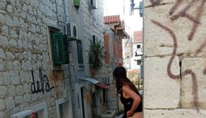 Ni kazne ne pomažu - Žena se pomokrila na ulici u Splitu, usred bijela dana
