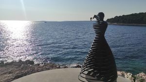 Netko poremećen je ponovno oštetio spomenik ženi pomorca na Lošinju