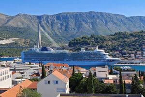 VIDEO Cruiser Azura gotovo sat i pol vremena pokušavao uploviti u luku