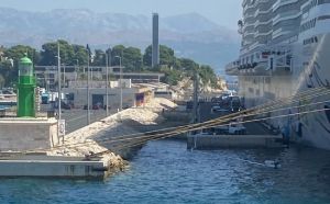 Curenje nepoznate tekućine iz kruzera u luci Split