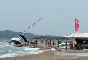 Olujno jugo nasukalo jedrilicu na Jadriji