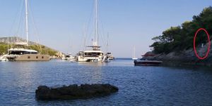 Čak 14 plovila usidreno ispred znaka za zabranu sidrenja u hvarskoj uvali!