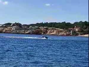 Pogledajte bezobraznog divljaka koji glisira među kupačima na Kvarneru