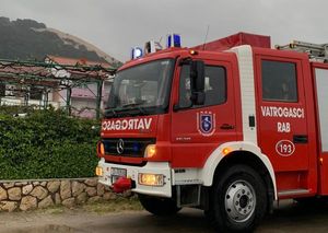 Na Rabu izgorio automobil