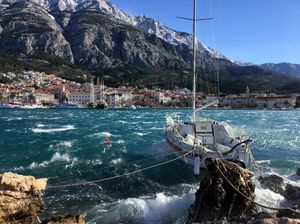 OLUJNA BURA Crveni meteoalarm podno Biokova