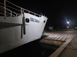 TRAJEKT ŠOLTANKA SE POKVARIO Deseci automobila s putnicima zapeli na Drveniku Velom i Malom