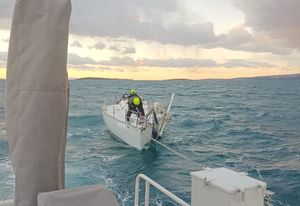 SLOMIO IM SE JARBOL, OTKAZAO I MOTOR! Posada jedrilice po nevremenu spašena kod otoka Paga