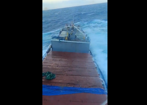 VIDEO Teretni brod potonuo kod Grčke, traga se za članovima posade