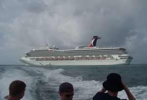 S paluba dvaju kruzera u more pale dvije osobe