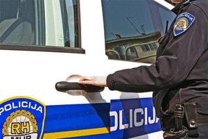 U Puli na Verudi udarao po zgradama, automobilima i kantama za otpad - Razbio pet vozila i semafor