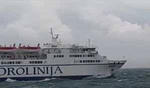 VIDEO Jadrolinijin trajekt Zadar isplovio iz splitske luke uz zvižduke juga i olujne valove
