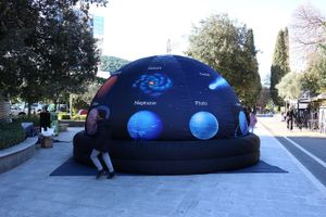 Djecu i mlade oduševio mobilni planetarij u Uvali Lapad