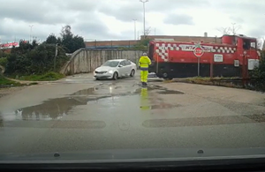 VIDEO Ovo je bilo stvarno blizu - autom preko pruge sekundu ispred vlaka s vagonima plina!