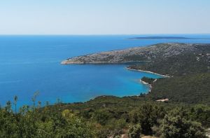 Otočani s Cresa i Lošinja pokrenuli peticiju za spas netaknute uvale od ribogojilišta: "Privatnim kapitalom i pogodovanjem se uništava malo mjesto i priroda!"