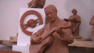 Umjetnički par iz Pisarovine Oliveru u čast napravio skulpturu višu od dva metra