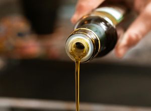 VIDEO Lažno maslinovo ulje -Zaplijenjeno čak 260.000 litara!