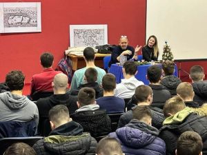 43 STUPNJA NA LIJEVO Kapetan Aron Baretić predstavio svoju knjigu u Pomorskoj školi Bakar