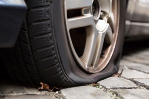 Uhićeno troje vulkanizera zbog bušenja auto guma u Rijeci