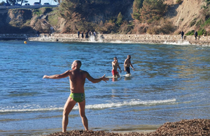 Splitsko ljeto usred zime - kupaju se, igraju picigin i uživaju!